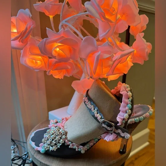 Custom, One~of~a~kind, hand embellished shoe in “baby shower” theme, size 40/US9 - Picture 14 of 17